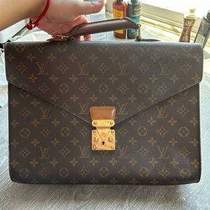 Louis Vuitton Serviette Conseiller